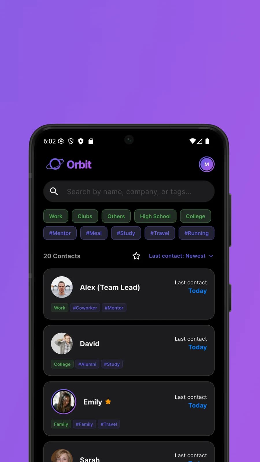 Fragmento real de contactos de Orbit: búsqueda, grupos, etiquetas y ejemplo del último contacto con Alex