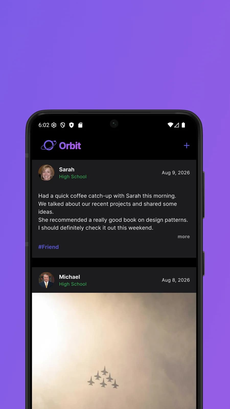 Fragmento real del diario de Orbit: ejemplo de un café con Sarah, una conversación y un libro recomendado